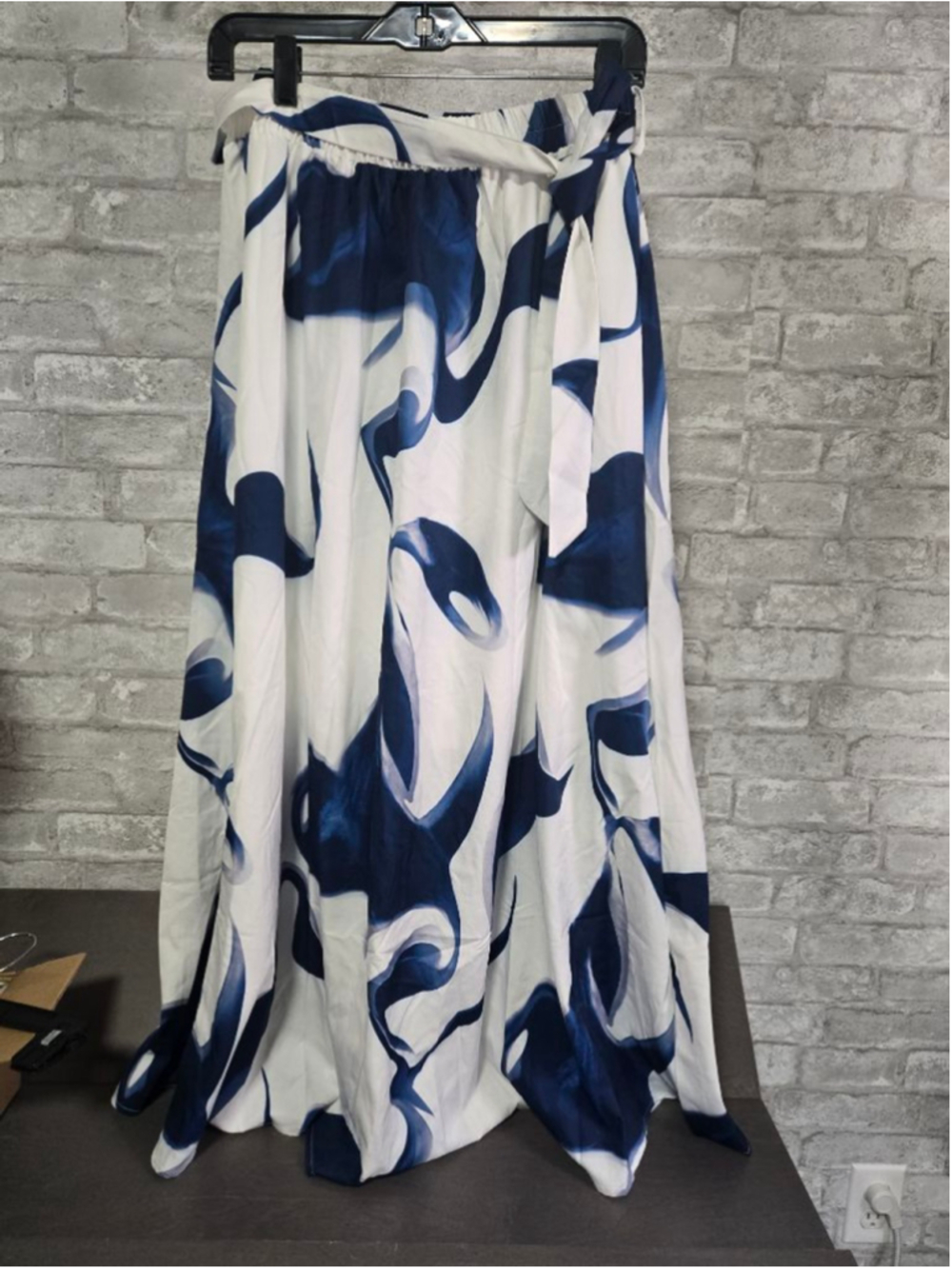 Women's YOZY White & Blue Abstract Print Maxi Skirt, Size L